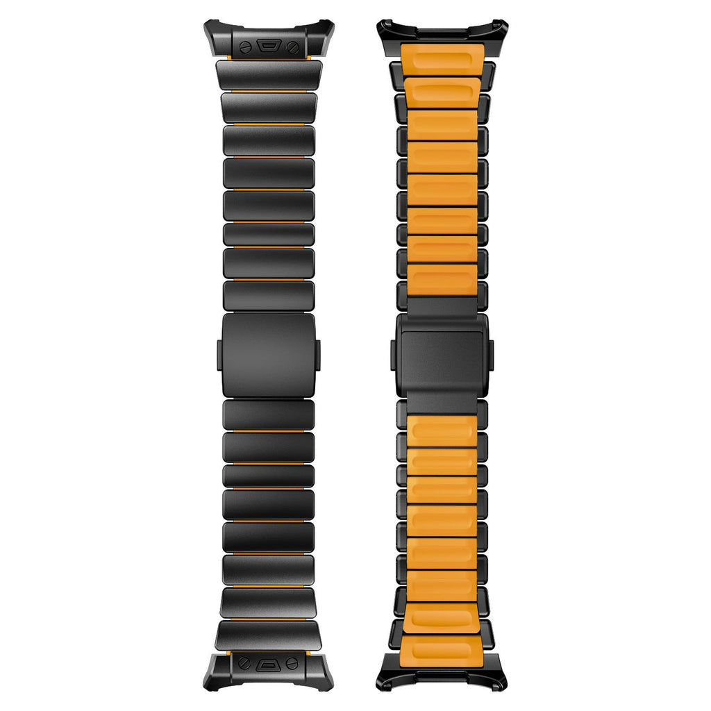 Bracelet Samsung Watch Ultra en titane noir avec maillons robustes et intérieur silicone orange, fermeture magnétique noire.