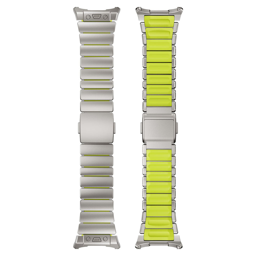 Bracelet Samsung Watch Ultra en titane gris avec maillons robustes et intérieur en silicone vert fluo, fixation magnétique.