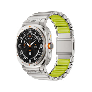 Bracelet titane gris argent avec maillons robustes et intérieur silicone vert anis pour Samsung Watch Ultra.