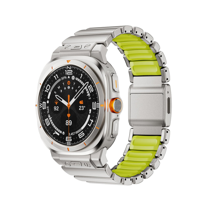 Bracelet titane gris argent avec maillons robustes et intérieur silicone vert anis pour Samsung Watch Ultra.