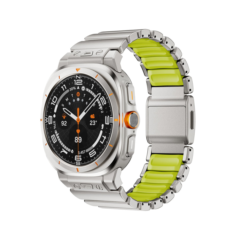 Bracelet titane gris argent avec maillons robustes et intérieur silicone vert anis pour Samsung Watch Ultra.