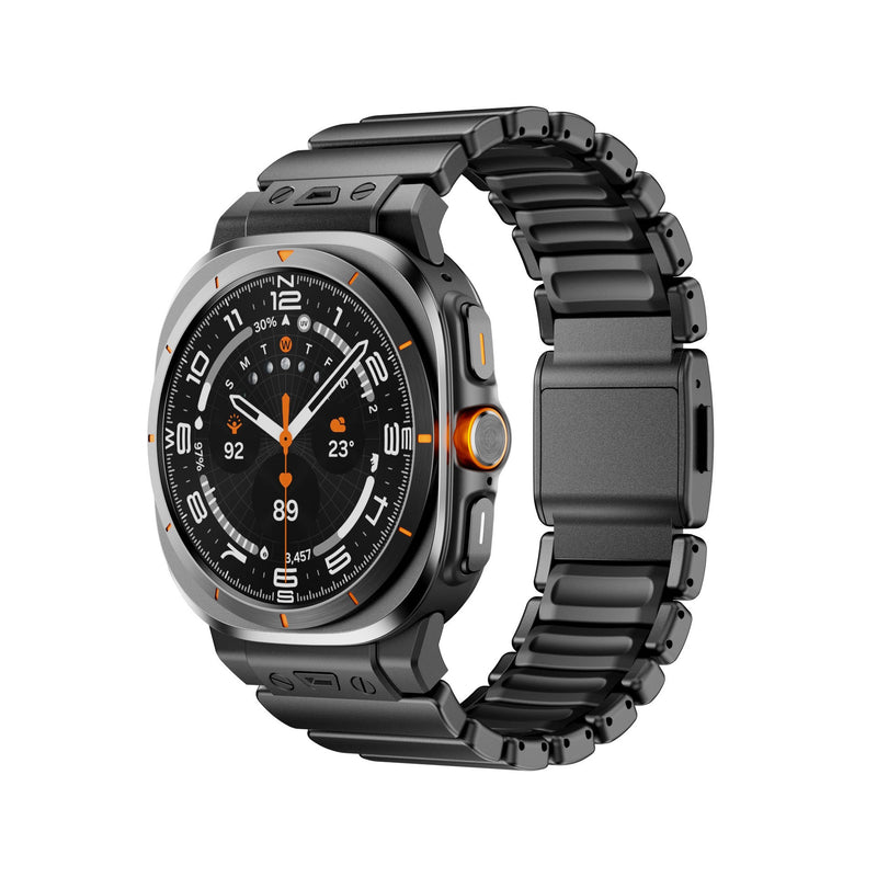 Bracelet Samsung Watch Ultra en titane gris foncé avec maillons robustes et intérieur en silicone noir, fixation magnétique.