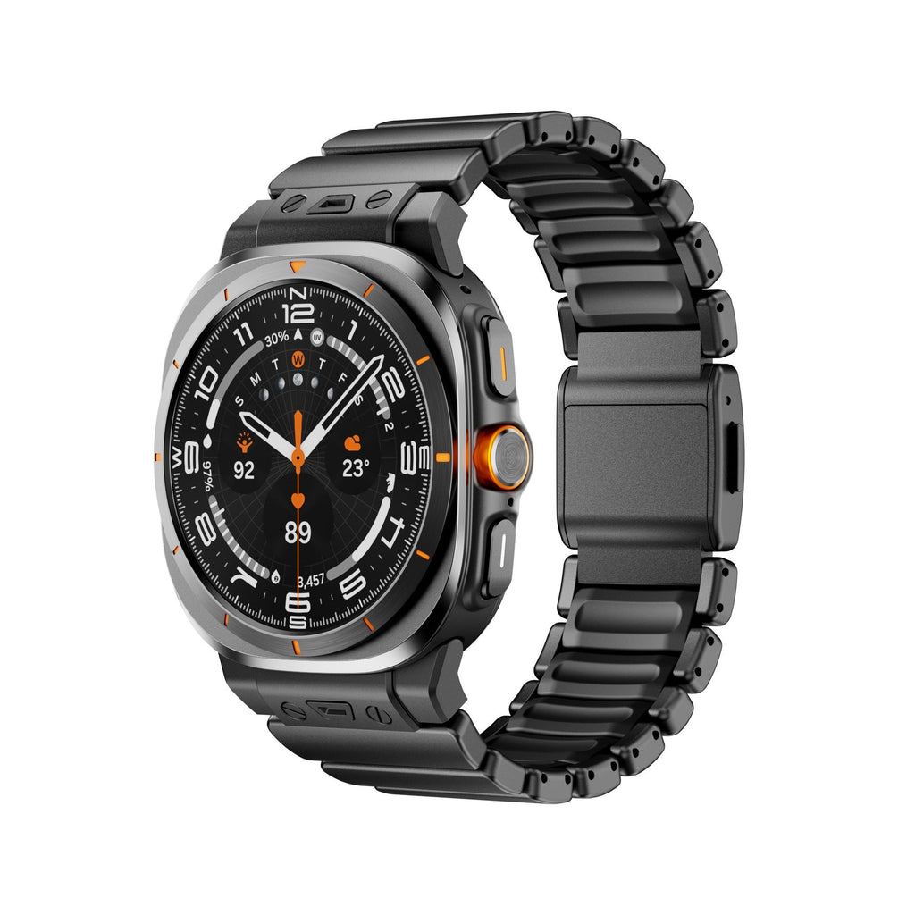 Bracelet Samsung Watch Ultra en titane gris foncé avec maillons robustes et intérieur en silicone noir, fixation magnétique.