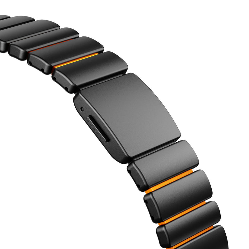 Bracelet Samsung Watch Ultra en titane gris foncé avec maillons robustes et intérieur orange en silicone FKM, fixation.