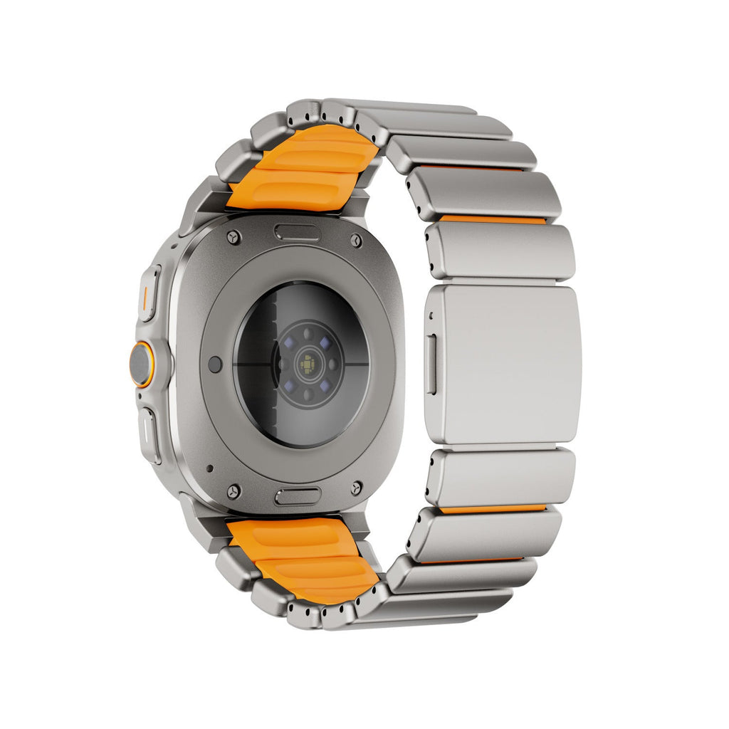Bracelet titane gris avec maillons larges et intérieur silicone orange vif pour Samsung Watch Ultra, fixation magnétique.