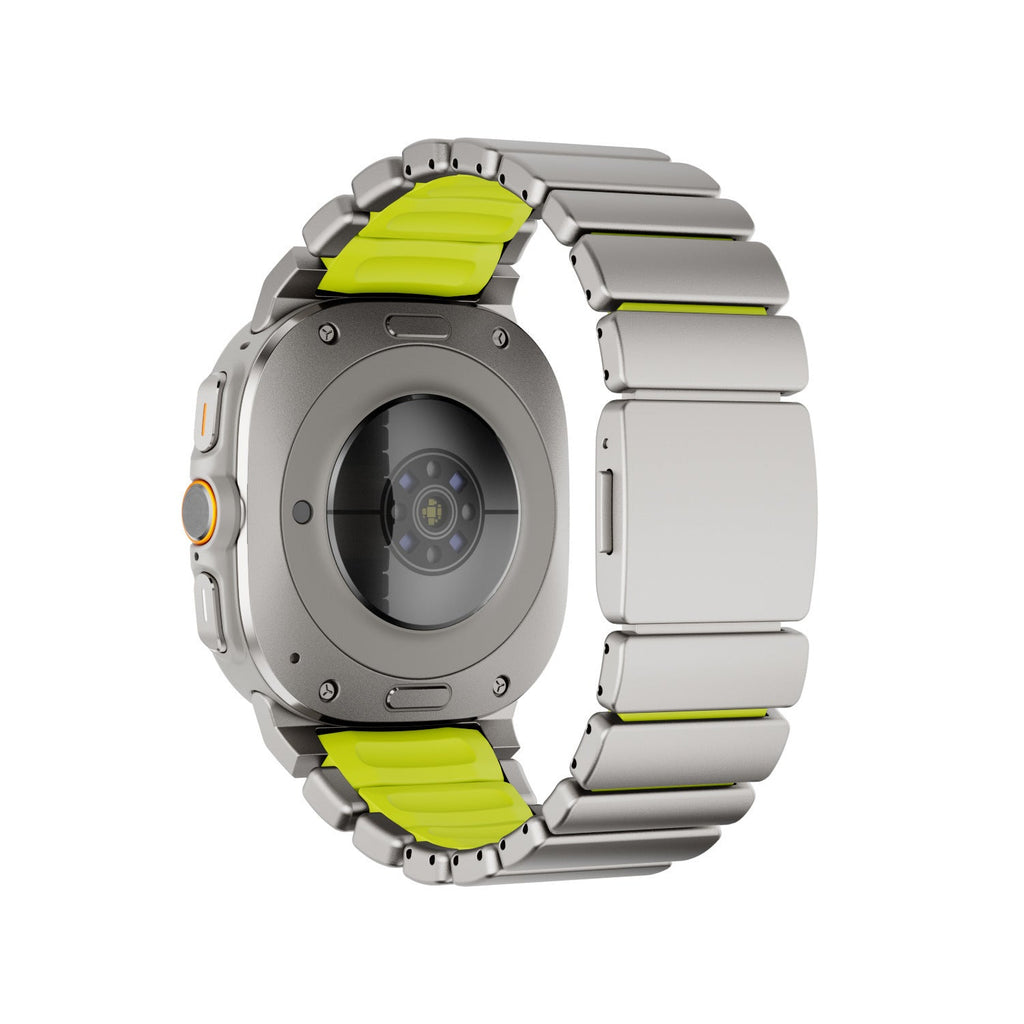 Bracelet Samsung Watch Ultra en titane argenté avec intérieur en silicone FKM vert vif et maillons robustes.