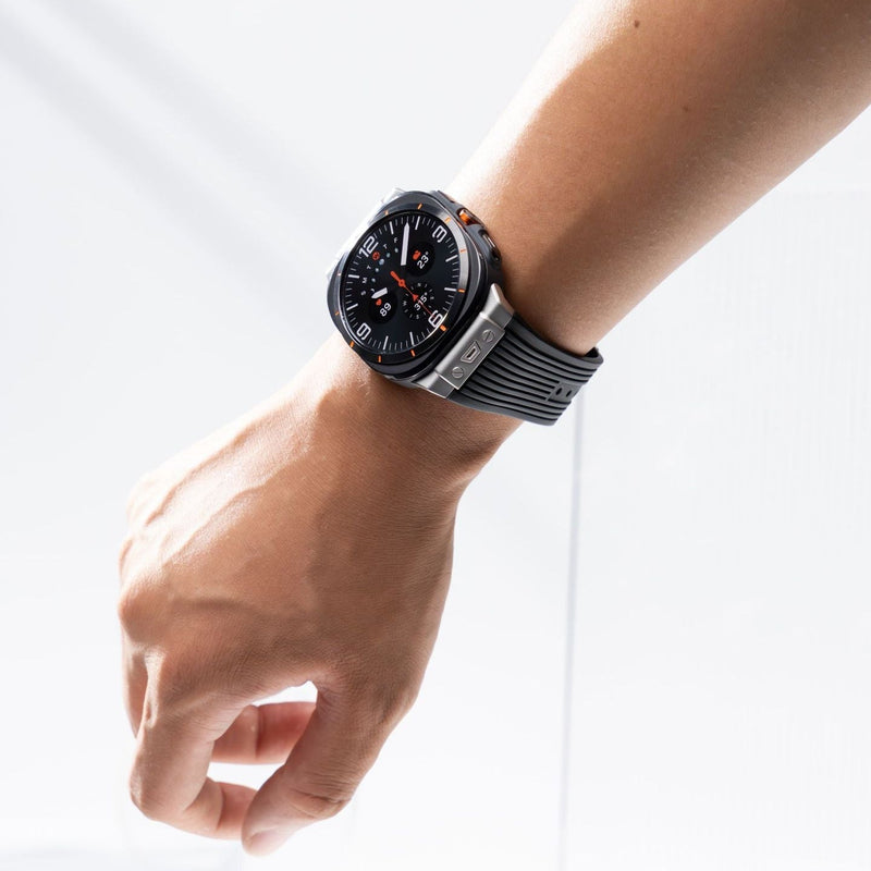 Bracelet sport en silicone noir ultra-résistant avec boucle déployante métal pour Samsung Watch Ultra 47mm.