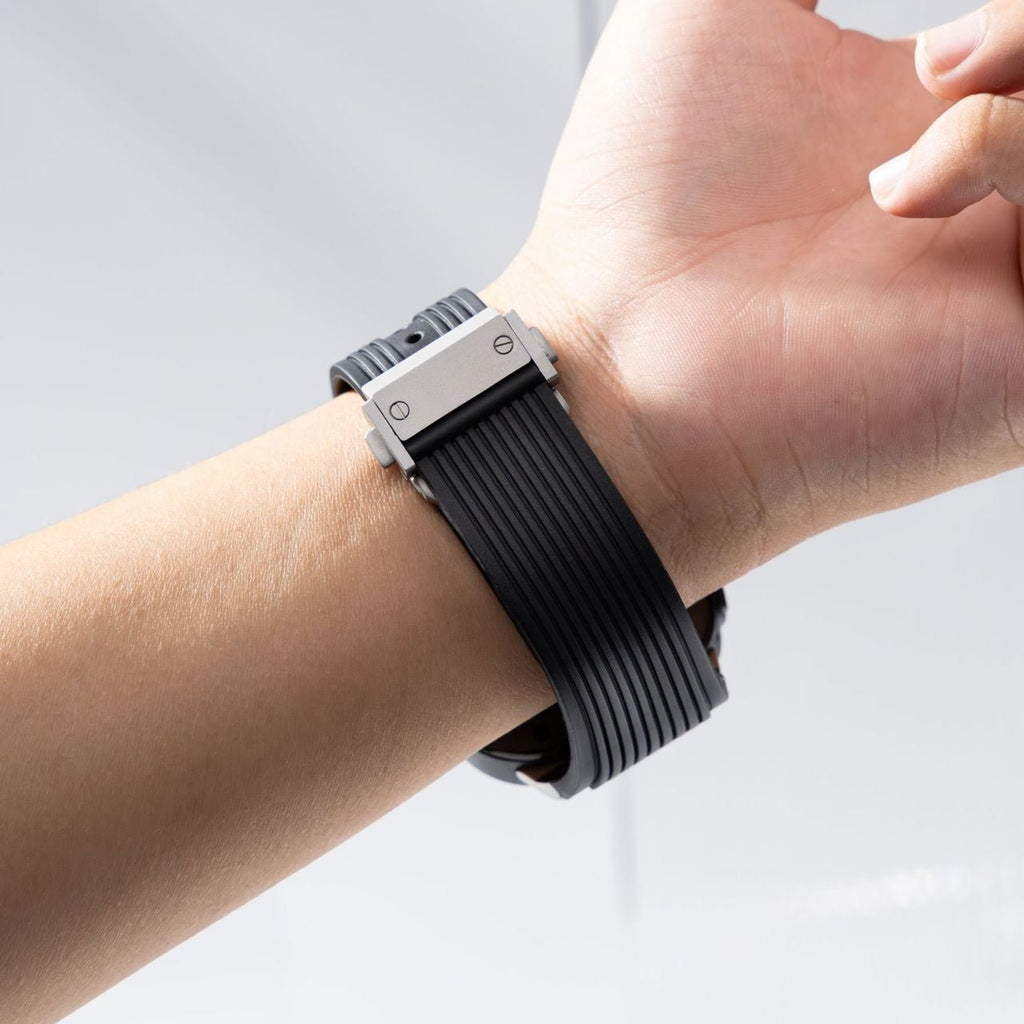 Bracelet silicone noir nervuré pour Samsung Watch Ultra 47mm avec boucle déployante métal argenté.