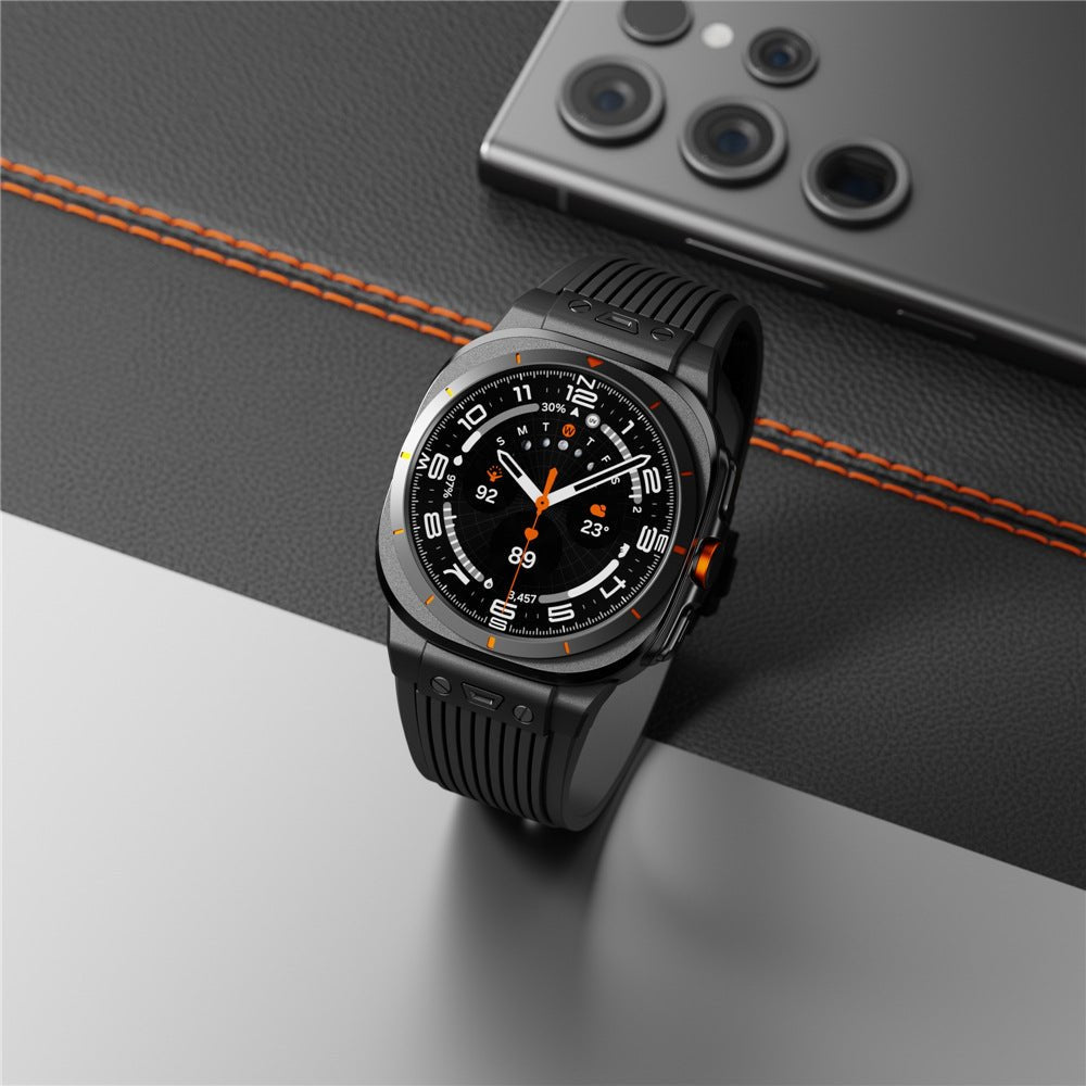 Bracelet sport noir en silicone texturé pour montre Samsung Ultra 47mm avec boucle déployante métal.