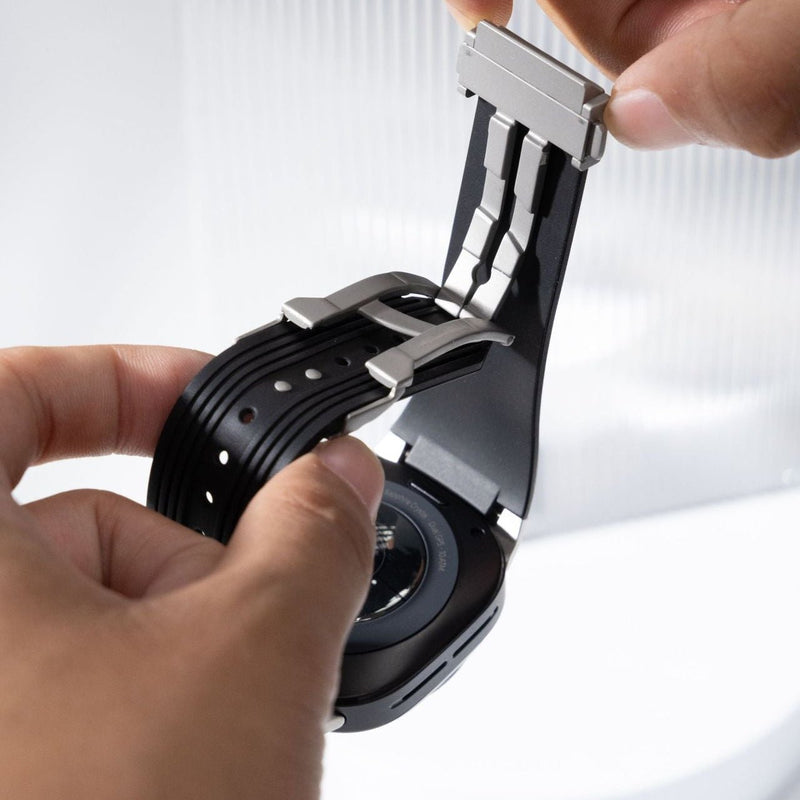 Bracelet noir en silicone pour Samsung Watch Ultra 47mm avec boucle déployante métal argenté.