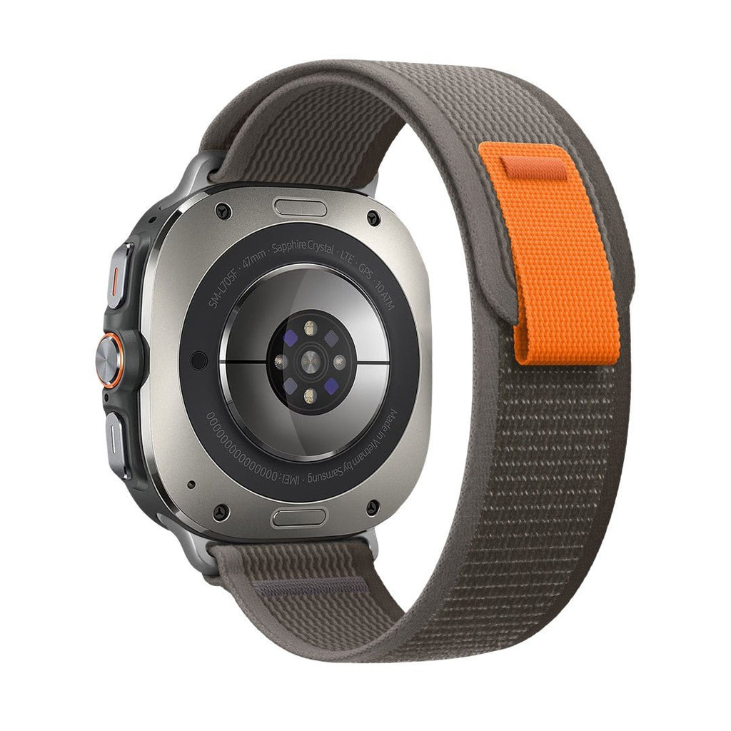Bracelet Samsung Watch Ultra en nylon tressé gris avec boucle velcro orange robuste et ajustable.