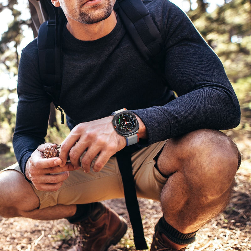 Bracelet nylon tressé brun avec boucle velcro noire, fixé à une montre Samsung 47 mm, style tactique robuste.