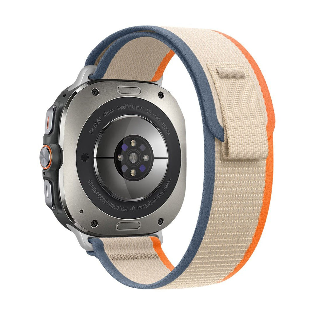 Bracelet nylon tressé beige avec liseré bleu et orange, boucle velcro résistante pour Samsung Watch Ultra 47 mm.