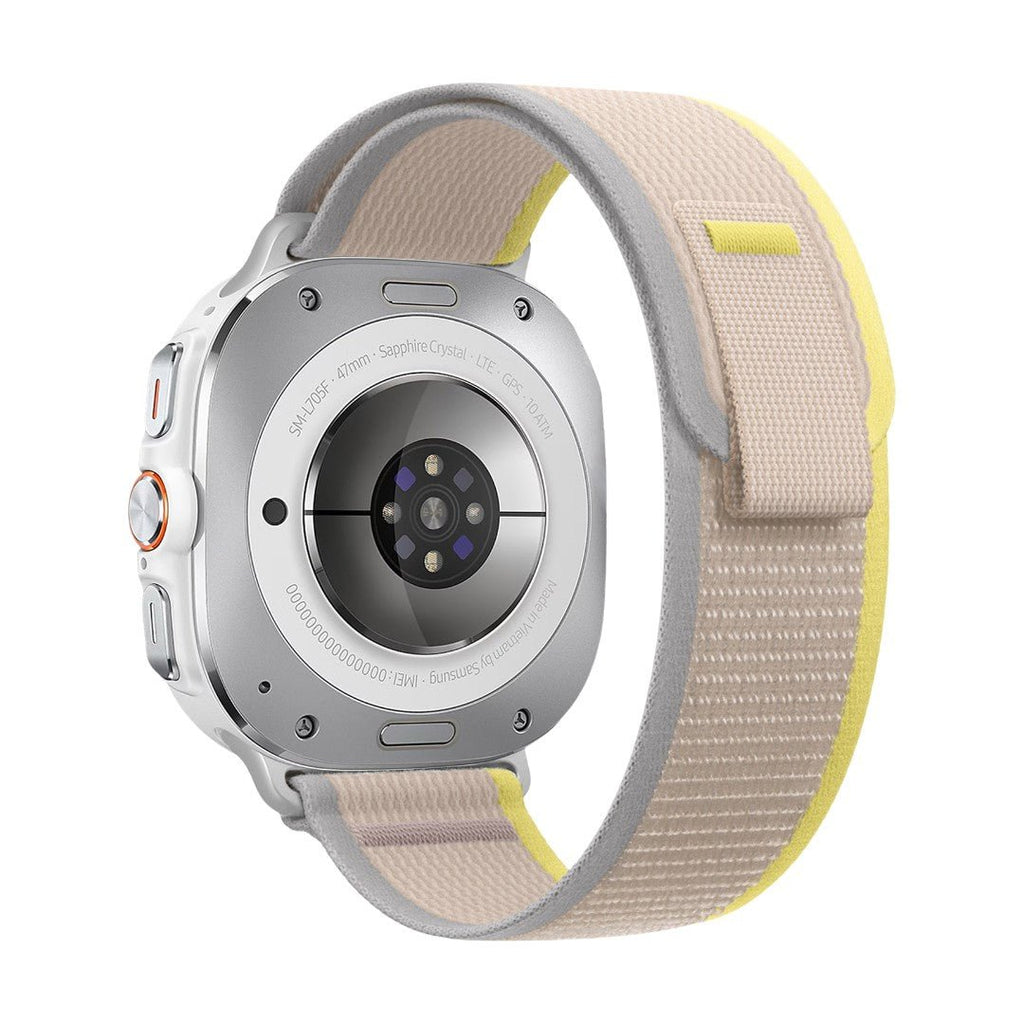 Bracelet en nylon tressé beige avec boucle velcro jaune pour Samsung Watch Ultra 47 mm.