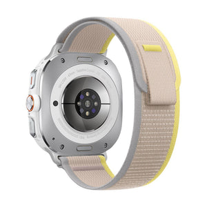 Bracelet en nylon tressé beige avec boucle velcro jaune pour Samsung Watch Ultra 47 mm.