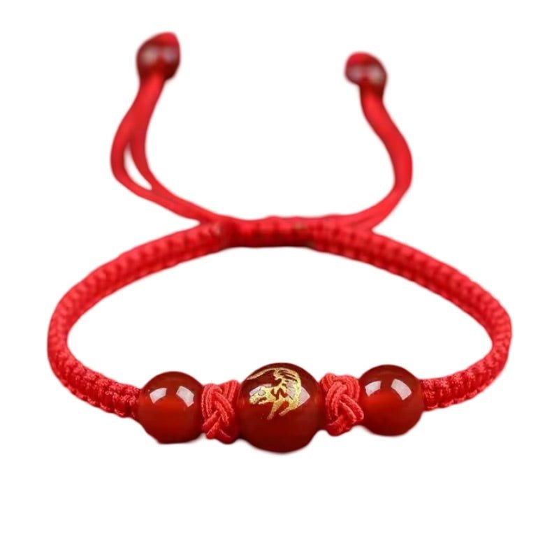 Bracelet en nylon fil rouge avec perles rouges et motif doré signe du zodiaque chinois Zaro.