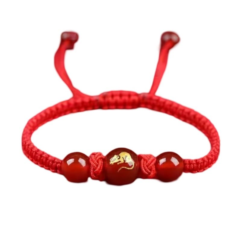 Bracelet en nylon fil rouge avec perles rouges et motif signe du zodiaque chinois doré central.