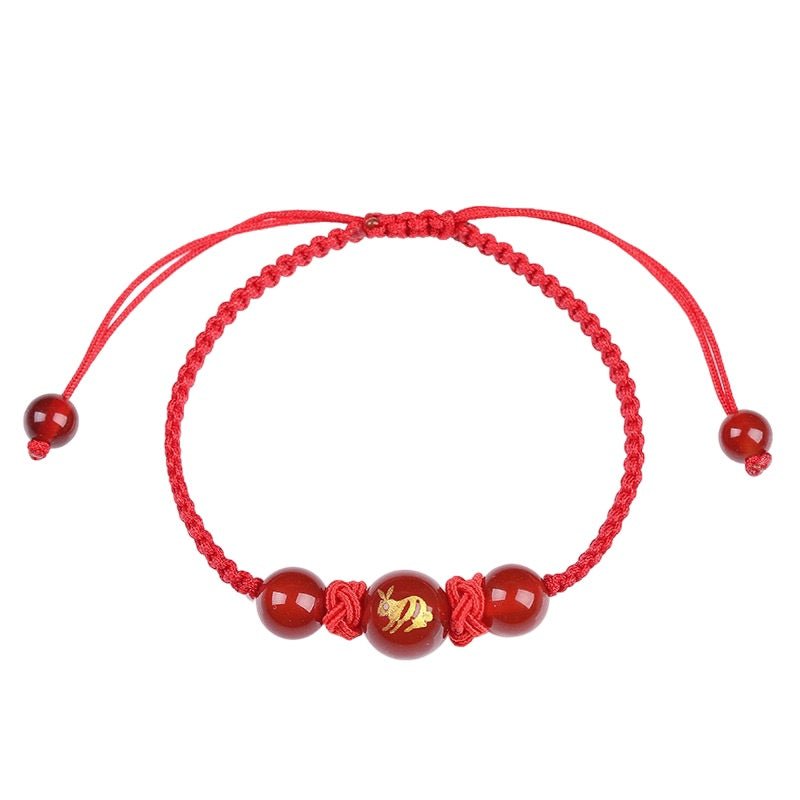 Bracelet nylon fil rouge avec perles rouges et symbole zodiaque chinois doré ajustable.