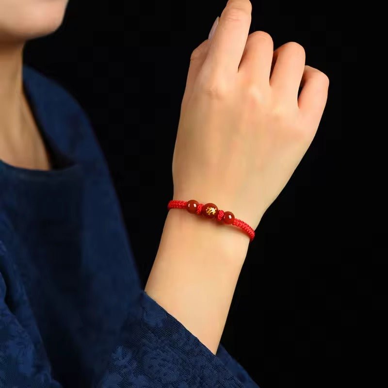 Bracelet rouge en nylon avec perles dorées et symbole chinois Zodiaque ajustable.