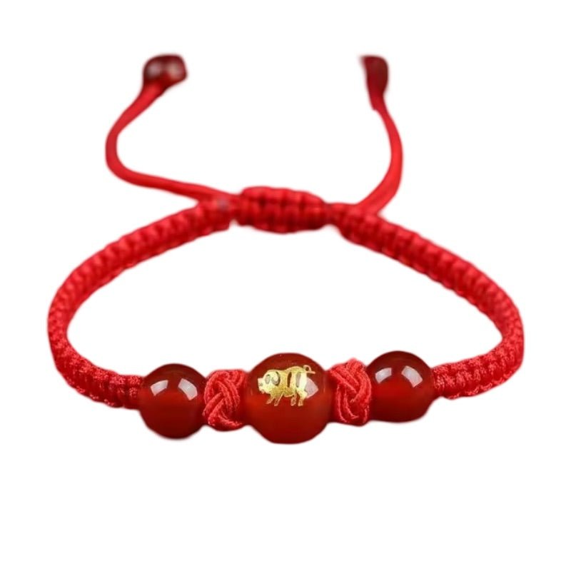 Bracelet en fil rouge avec perles rouges et symbole doré du signe du zodiaque chinois Lapin.