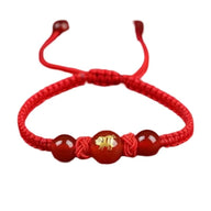 Bracelet en fil rouge avec perles rouges et symbole doré du signe du zodiaque chinois Lapin.