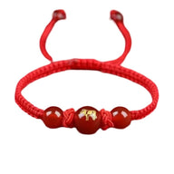 Bracelet en nylon fil rouge avec perles rouges et pendentif doré signe zodiaque chinois Tigre.