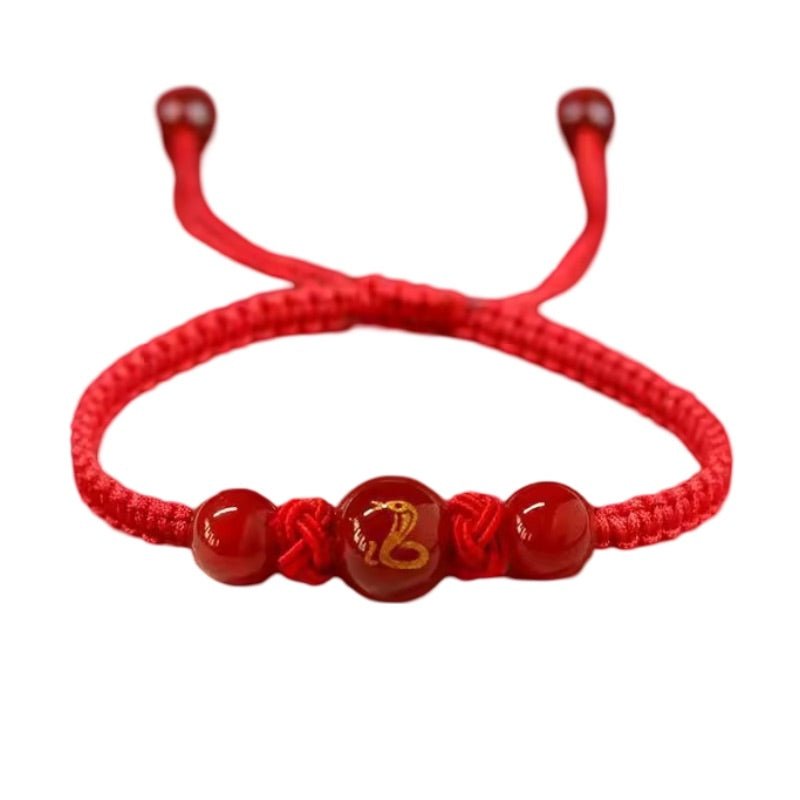 Bracelet en nylon rouge avec perles rouges et symbole Zodiaque Chinois doré au centre.