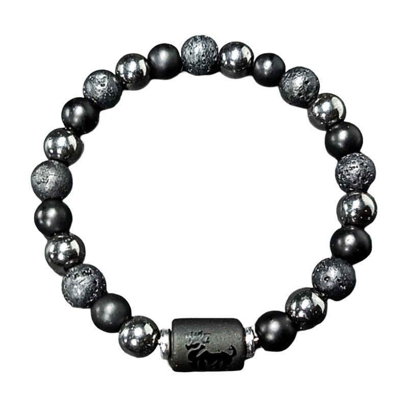 Bracelet élastique en perles rondes noires, lava texturée et hématite brillante, charm rectangulaire gravé signe zodiaque.