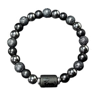 Bracelet élastique en perles rondes noires, lava texturée et hématite brillante, charm rectangulaire gravé signe zodiaque.