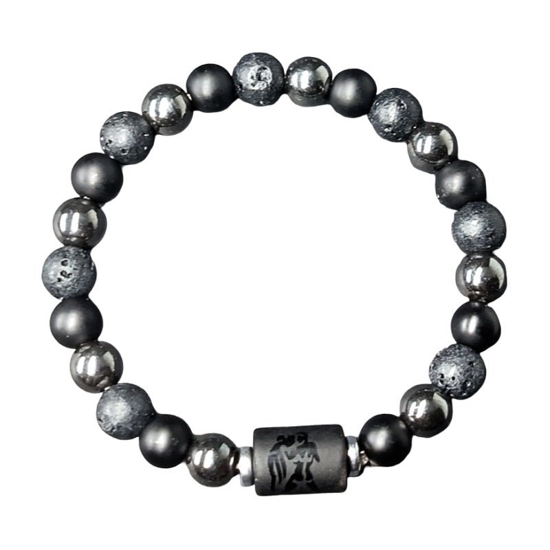 Bracelet élastique en perles noires de lave, hématite brillante et pendentif cylindrique gravé style signe zodiacal.