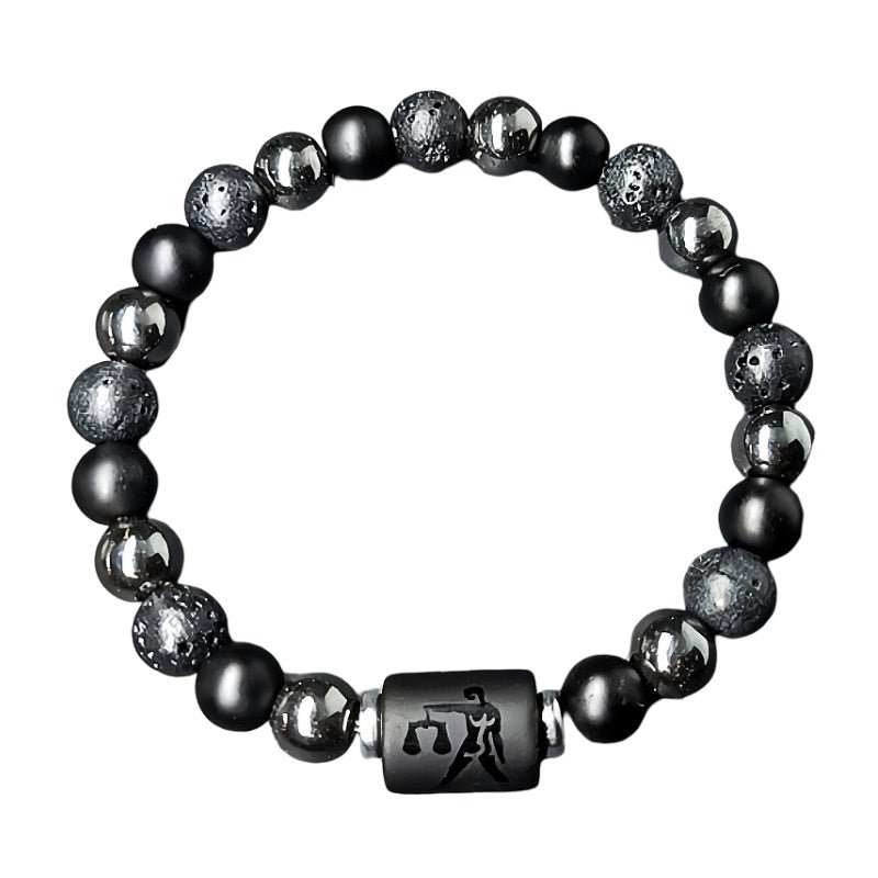 Bracelet élastique avec perles noires mates, pierres de lave texturées et hématite brillante avec signe astrologique gravé.