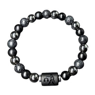 Bracelet élastique avec perles noires mates, pierres de lave texturées et hématite brillante avec signe astrologique gravé.