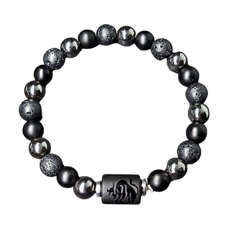 Bracelet élastique noir avec perles de lave texturées, hématite brillante et un bead central gravé du signe astrological.