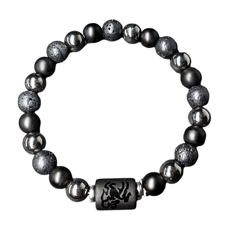Bracelet élastique avec perles noires mates, perles de lave texturées et hématite brillante, cylindre noir gravé style.