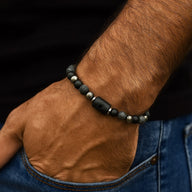 Bracelet élastique mixte en perles noires de lave et hématite, design minimaliste et élégant.