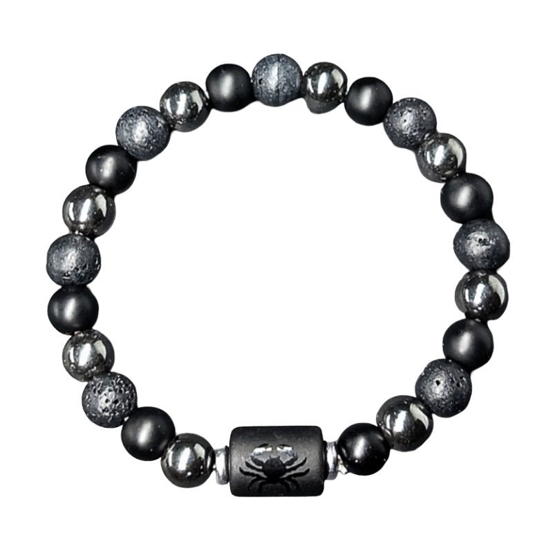 Bracelet élastique avec perles rondes noires en lave et hématite, plaque zodiacale noire gravée d’un crabe.
