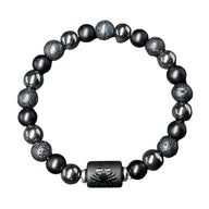 Bracelet élastique avec perles rondes noires en lave et hématite, plaque zodiacale noire gravée d’un crabe.