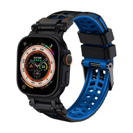 Bracelet Apple Watch en silicone bleu perforé avec boucle ardillon noire robuste, style sport.