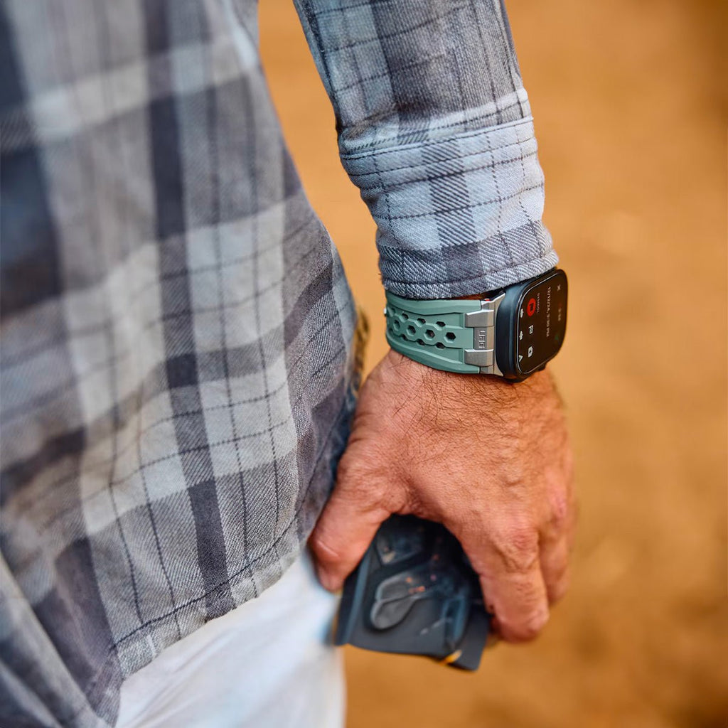 Bracelet silicone turquoise à motif texturé pour Apple Watch avec fermoir métal noir robuste.