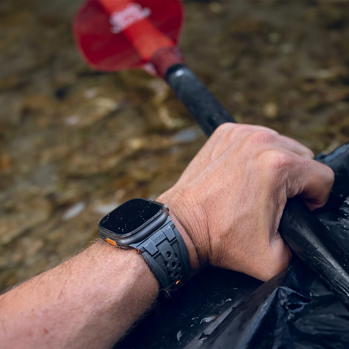 Bracelet Apple Watch en silicone noir mat avec fermoir métal robuste et design outdoor ergonomique.