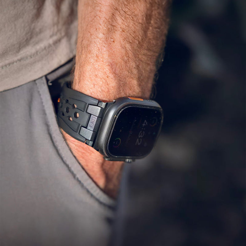 Bracelet Apple Watch en silicone noir perforé avec fermoir métal robuste au design outdoor.