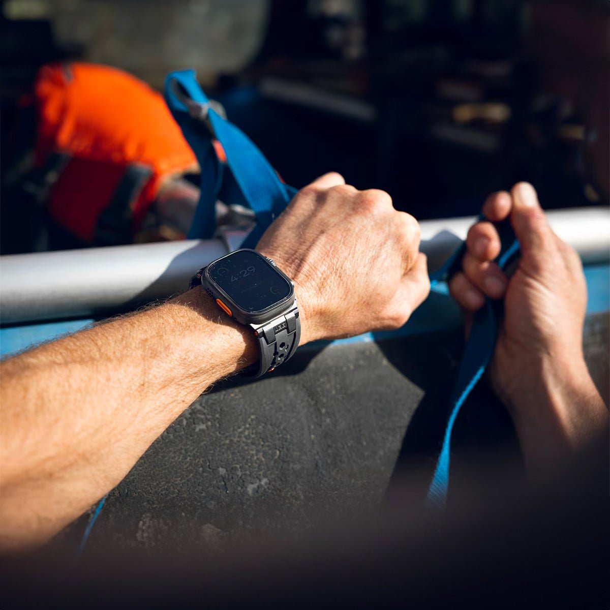 Bracelet Apple Watch en silicone noir robuste avec fermoir métal argenté, style outdoor et sportif.