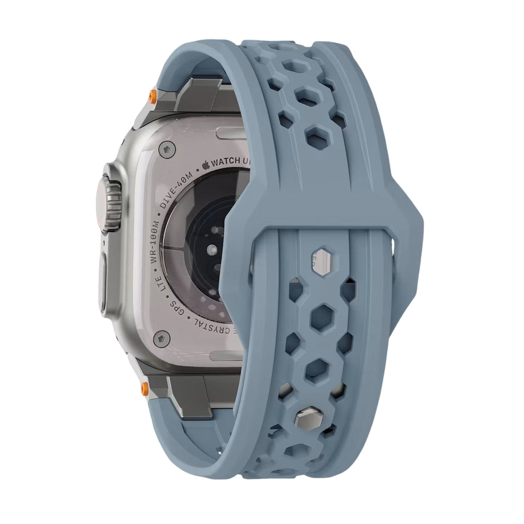 Bracelet silicone bleu gris perforé avec fermoir métal argenté pour Apple Watch, style outdoor robuste et résistant à l’eau.