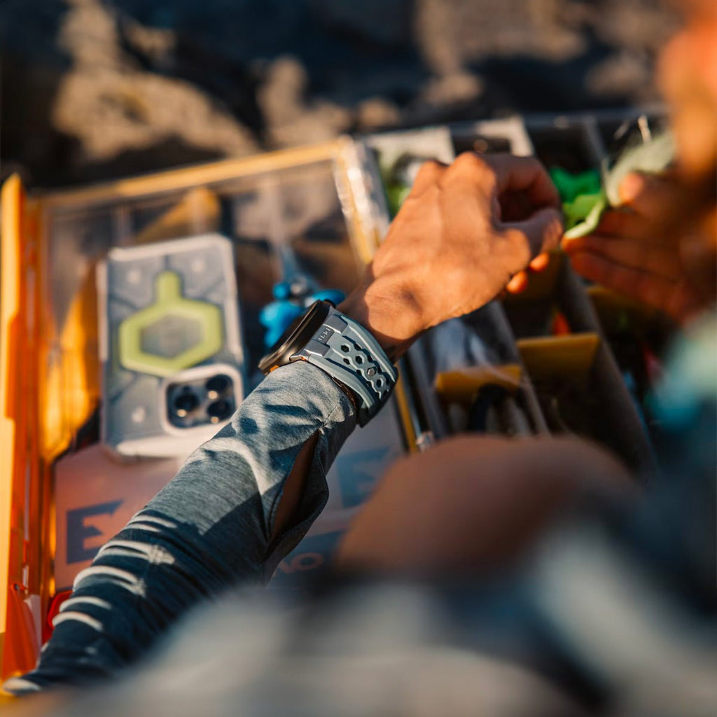 Bracelet Apple Watch en silicone noir avec fermoir métal robuste, design outdoor, résistant à l’eau.