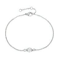 Bracelet fin en acier inoxydable argenté avec perle centrale blanche lisse.