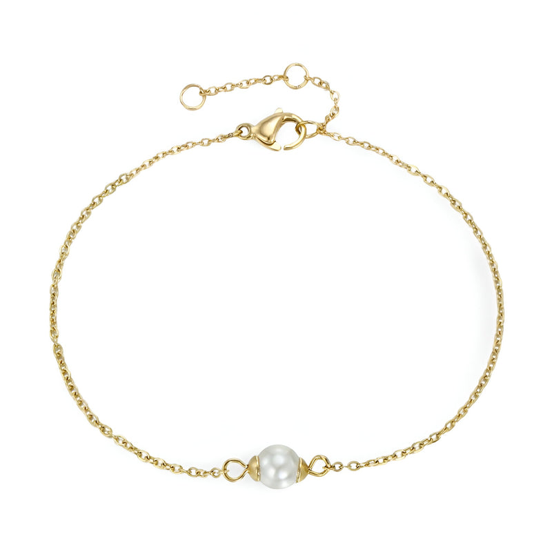 Bracelet fin en acier inoxydable doré avec perle centrale blanche et fermoir mousqueton.