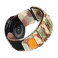Bracelet sport en nylon camouflage avec fermoir velcro orange pour montre connectée Samsung Galaxy Watch.