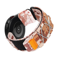 Bracelet Sport Edition en nylon à motifs camouflage marron avec fermoir velcro orange pour Samsung Galaxy Watch.