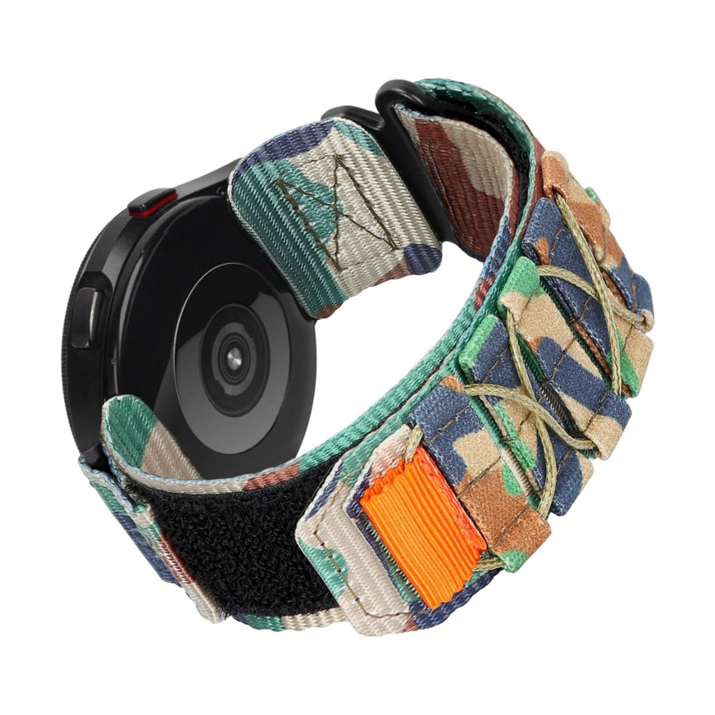 Bracelet Sport Edition en nylon camouflage vert, bleu et beige avec fermoir velcro orange pour Samsung Galaxy Watch.