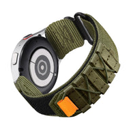 Bracelet sport en nylon vert militaire avec fermoir velcro noir et détail orange pour montre connectée Samsung Galaxy Watch.